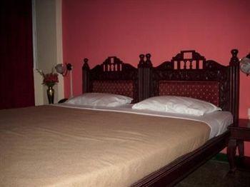 Hotel Charring Cross Уті Екстер'єр фото
