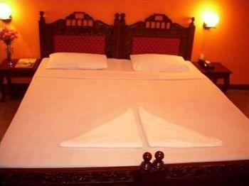 Hotel Charring Cross Уті Екстер'єр фото