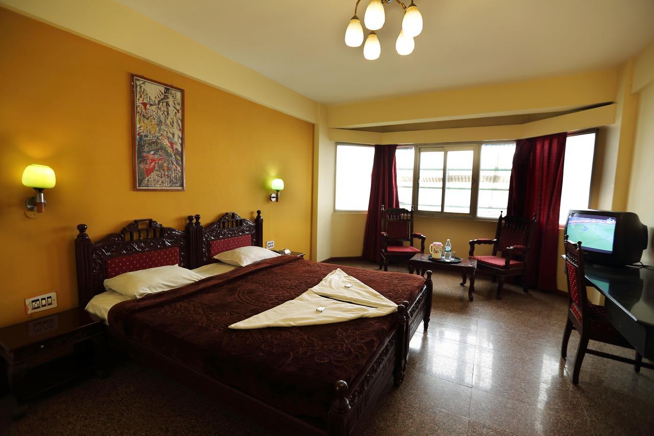 Hotel Charring Cross Уті Екстер'єр фото