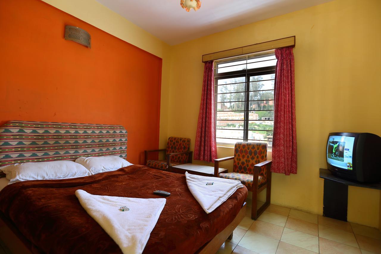 Hotel Charring Cross Уті Екстер'єр фото